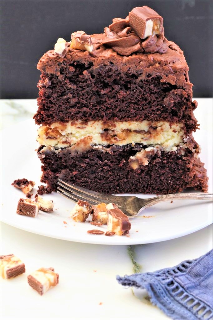 Chocolate Snickers Cheesecake Cake